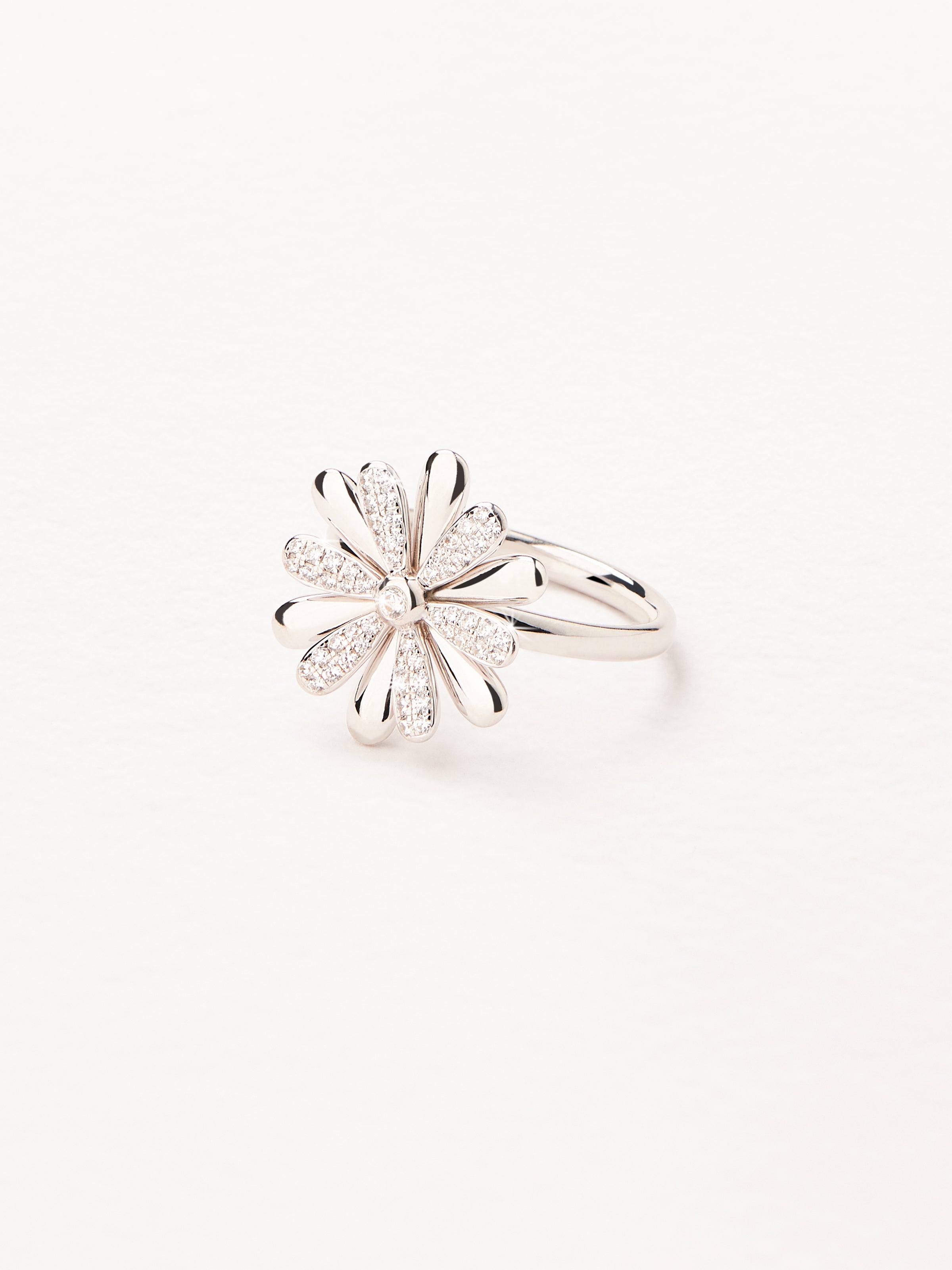 Bague Flower Poiray Or Blanc Diamants Joaillerie Poiray